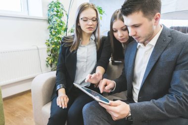 iş takım elbiseli genç bir adam bir şey genç meslektaşları açıklar