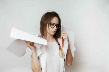 Üzgün öğrenci sorunları üzerinde beyaz bir arka plan vardır.