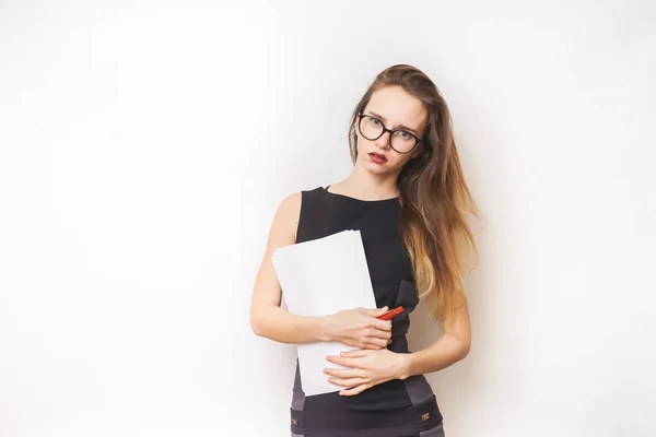 Selbstbewusste junge Frau mit Brille auf weißem Hintergrund — Stockfoto