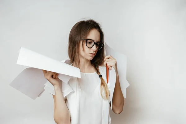 Opprørt student har problemer på hvit bakgrunn – stockfoto