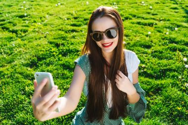 Kız selfie yeşil çim karşı yapma