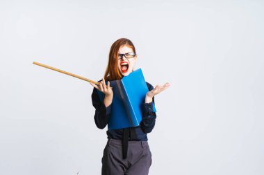 kötü bir kız siyah gömlekli bir klasör tutuyor