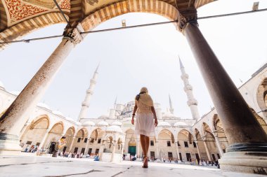 Bir eşarp genç bir Müslüman kadın Istanbul camiye gider. Yaz tatili, seyahat. İspanyol kız, İran, Suriye kadın
