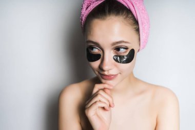 pembe havlu başında bir kızla düşünceli görünüyor