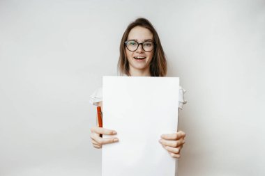 Kadın a4 beyaz bir arka plan üzerinde boş gösterir