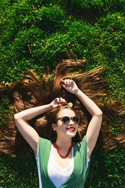 Happy letní usmívající se žena relaxační v parku, sluneční brýle, zdravé zuby — Stock fotografie