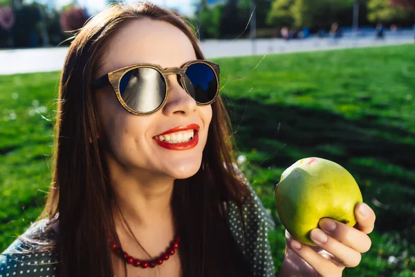 Mujer de moda come manzana, concepto dentista, sonrisa dental — Foto de Stock