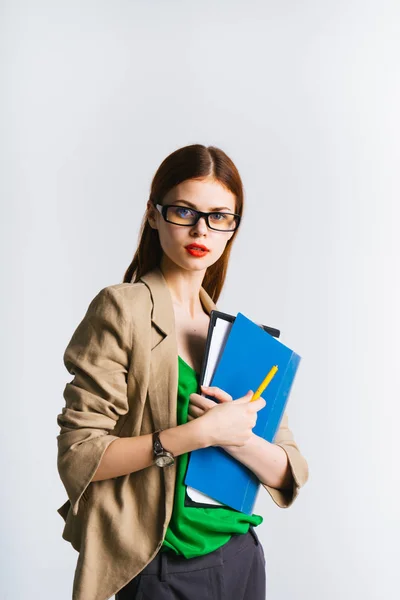 Junges Mädchen mit Brille hält einen Ordner mit Dokumenten in den Händen — Stockfoto