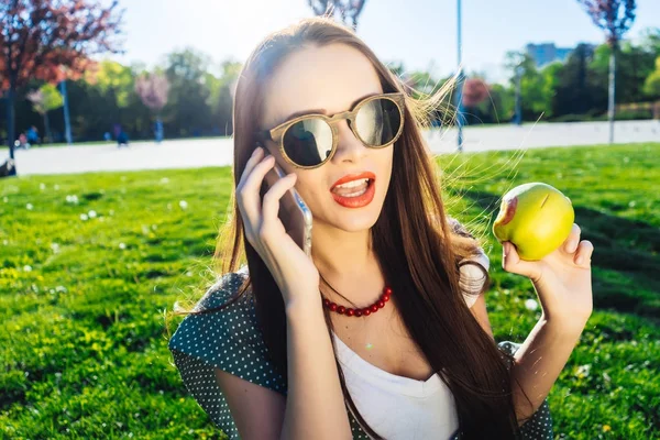 Žena na stravu mimo uprostřed parku — Stock fotografie