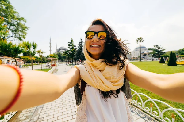 Туристична дівчина робить фотографію себе на тлі визначних пам'яток — стокове фото
