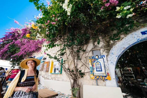 Joven chica en un sombrero está descansando en Grecia de vacaciones — Foto de Stock