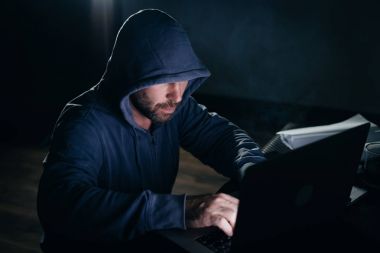 gizemli sakallı adam yüzünü başlık altında bir şey yasadışı ve tehlikeli laptop gizler