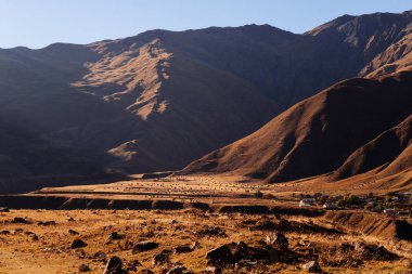sonbahar hava, sarı alanlar ve yamaçlar, Kafkas Dağları ilham verici