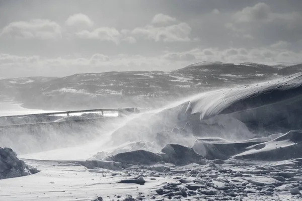 V daleko chladném severu je všude bílý sníh, vánice — Stock fotografie