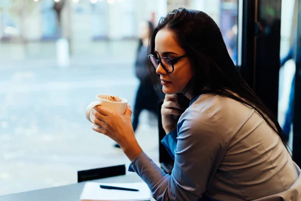 沉思的年轻女孩坐在咖啡馆下课后喝咖啡 — 图库照片