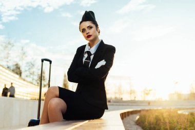 genç kız hostes sonraki uçuş için hazırlanıyor