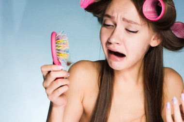 Beyaz bir arka plan üzerinde genç kız saç yüzünden üzgün