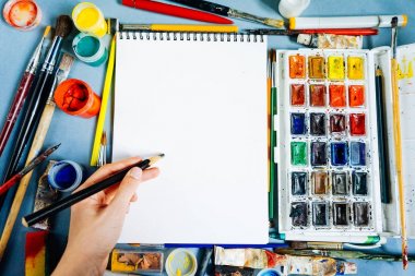 çok renkli boyalar bir arka plan üzerinde beyaz kağıdın