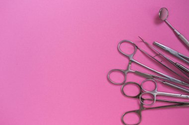 diş aletleri pembe bir arka plan üzerinde bir sürü