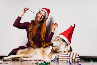 Onu köpek ile bir yeni yıl kostümü içindeki genç kız
