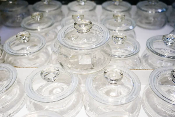Um monte de pequenos recipientes de vidro transparente na mesa — Fotografia de Stock