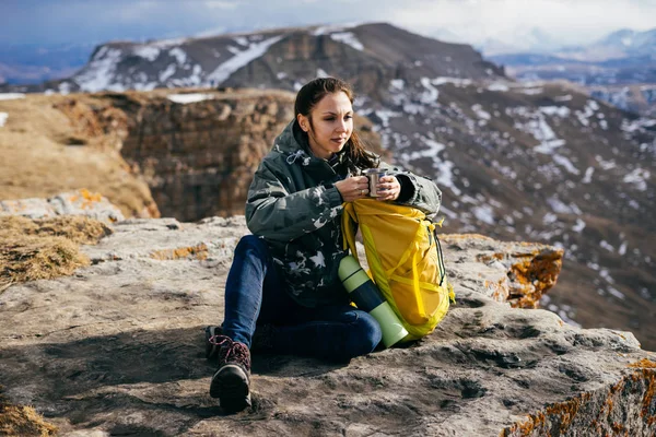 Joven turista en las montañas de Islandia —  Fotos de Stock