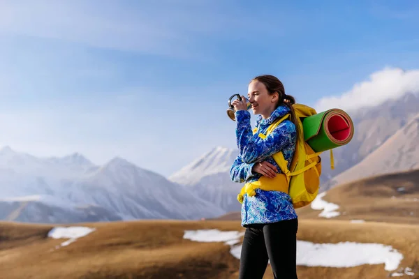 Una joven turista bebe té de un termo en las montañas de Islandia —  Fotos de Stock