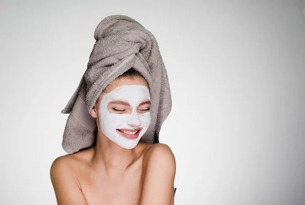 Chica con una máscara de limpieza en su cara sonriendo — Foto de Stock