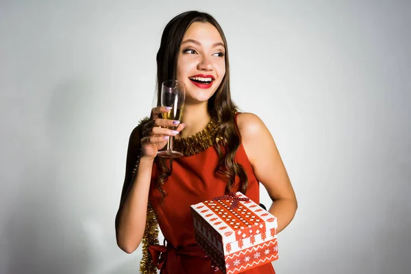 Пьяная счастливая девушка с новогодним подарком — стоковое фото