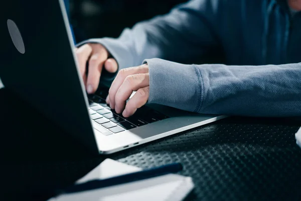 Ręce młodego hakera wpisać coś na klawiaturze laptopa — Zdjęcie stockowe