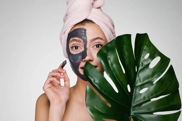 Chica con una toalla en la cabeza limpia su piel — Foto de Stock