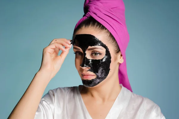 Jovem com uma toalha na cabeça está envolvida na limpeza dos poros — Fotografia de Stock