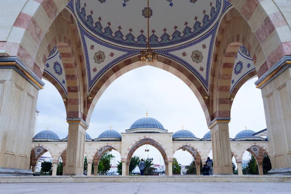 Prachtige tempel in oosterse stijl op de achtergrond van palmbomen — Stockfoto