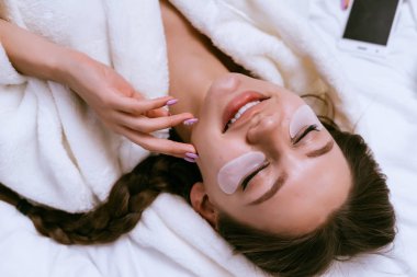 bir sabahlık en mutlu kızı gözlerinin altında bir maske koymuştur