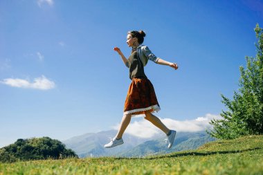 genç kız Kafkas Dağları etkindir