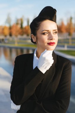 Hostes beyaz eldiven gizemli bir şekilde uzak görünüyor