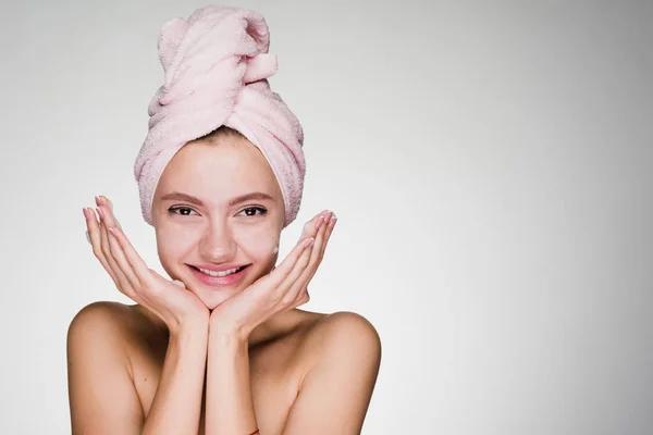 Fille heureuse avec une serviette sur la tête après avoir nettoyé sa peau du visage — Photo