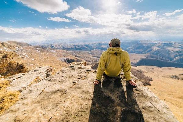 İzlanda'daki dağlar çok oy alan genç turist adam görünüyor — Stok fotoğraf