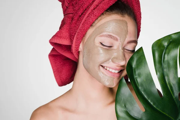 Счастливая девушка с полотенцем на голове после душа маска для очистки лица — стоковое фото