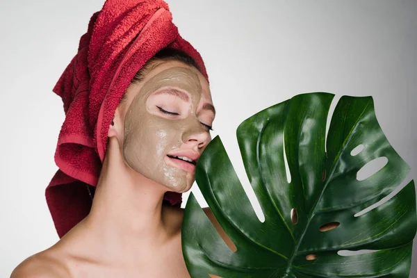 Atractiva joven disfrutando de tratamientos de spa, media cara máscara de arcilla nutritiva — Foto de Stock