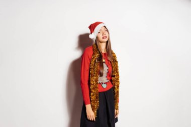 genç kız bir kırmızı bere ve kazak yeni yıl 2018 beklemekten yorgun