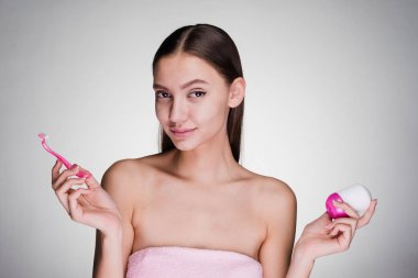 çekici kız bir pembe ustura ve deodorant holding