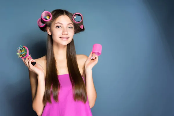Ένα ελκυστικό κορίτσι θέλει να είναι όμορφη, κάνει τα μαλλιά της με ένα Ψαλιδάκι και χτένα — Φωτογραφία Αρχείου