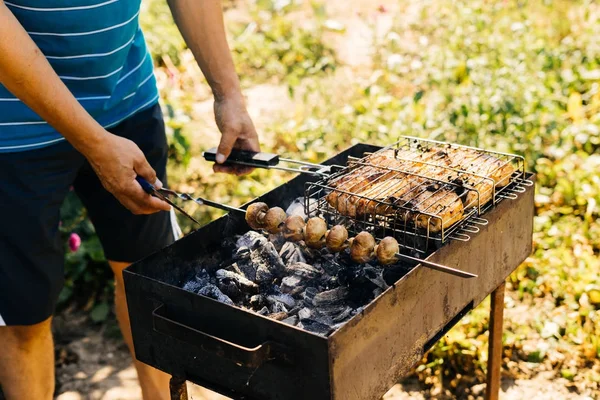 Człowiek także pieczeń jelenia świeże mięso z grilla na pikniku — Zdjęcie stockowe