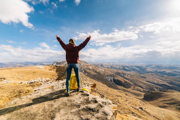 Jovem ativa adora turismo esportivo, gosta do sol e das montanhas do Cáucaso — Fotografia de Stock