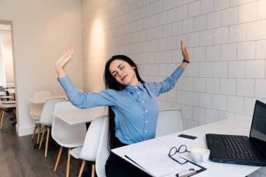 bir kafede çalışıyor, germe yorgun meşgul kız serbest meslek