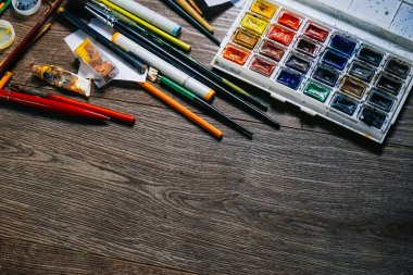 sanatsal aksesuarları, suluboya ve kurşun kalem, keçeli kalem ve fırça ahşap katta bulunmaktadır