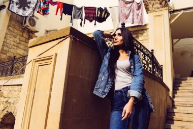 Bacu şehir renkli bir mimari karşı poz siyah saçlı sevimli kız