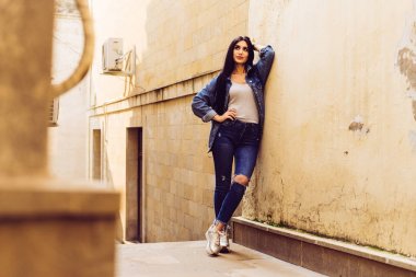 Bakü'deki renkli binalar karşı poz şık siyah saçlı kız