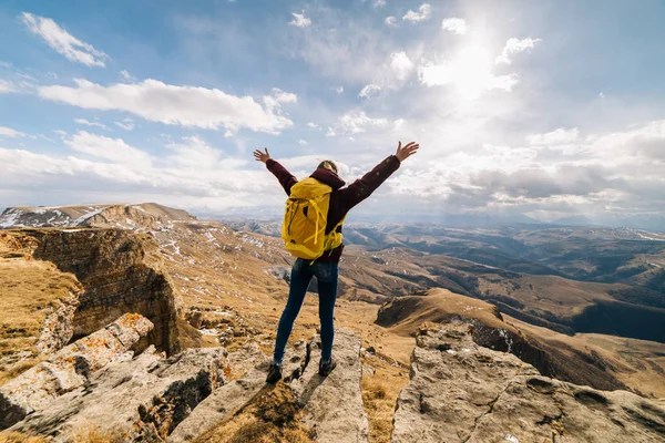 Aktív fiatal lány áthalad a kaukázusi-hegység, a sárga hátizsák — Stock Fotó
